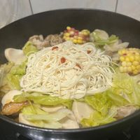 可能是義大利麵、拉麵、麵和炒麵的圖像
