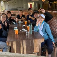 可能是微笑和表格的圖像