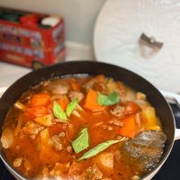 可能是豆腐、燉小牛膝和顯示的文字是「艾蜜莉餐桌 hello hello2026 2026 」的圖像