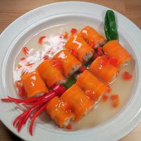 可能是煙燻鮭魚、豆腐、壽司和生魚片的圖像