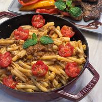 可能是義大利麵、肉排和燉小牛膝的圖像