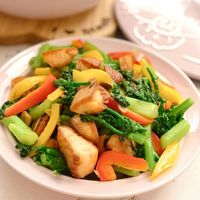 可能是豆腐、炒麵和文字的圖像