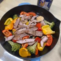 可能是肉排、快炒和顯示的文字是「福天 憑雞票 抽大獎 JONNE 」的圖像