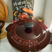 可能是‎顯示的文字是「‎籌鐵鍋 Deticirus Evernda 家料理3.0 Everyday * 台式 家常菜篇 買重 ه STAVE TAUB KAU IN FRANGB n00‎ 」‎的圖像