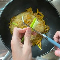 可能是義大利麵、炒麵和拉麵的圖像