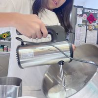 可能是蛋糕、咖啡機、泡茶器和文字的圖像