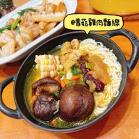 可能是豆腐、拉麵、火鍋、麵和顯示的文字是「 @香菇雞肉麵線」的圖像