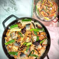 可能是西班牙大鍋飯、豆腐、香菇、麵、炒麵和炒飯的圖像