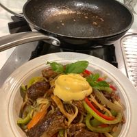可能是快炒、義大利麵、炒麵和肉排的圖像
