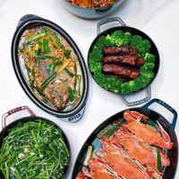可能是火鍋、麵、煙燻鮭魚、炒麵、拉麵和文字的圖像