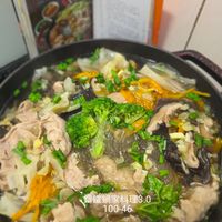 可能是麵、拉麵、豆腐、火鍋、紫蘇和顯示的文字是「八寶冬粉 錡鐵鍋家料理3.0 3.0 100-46 」的圖像