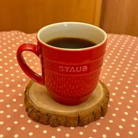 可能是咖啡杯和顯示的文字是「 STAUB 」的圖像