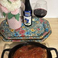 可能是葡萄酒、燉小牛膝和文字的圖像
