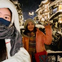 可能是一或多人和牛角扣大衣的圖像