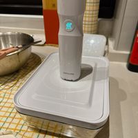 可能是鬆餅機和顯示的文字是「共 热 ል ZWILLING ZWI ZWILL 」的圖像