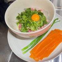 可能是蛋黃、煙燻鮭魚、水波蛋和生魚片的圖像
