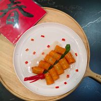 可能是豆腐、港式點心、壽司、粥、生魚片和紫蘇的圖像