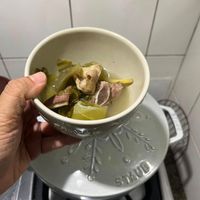 可能是燉小牛膝和粥的圖像