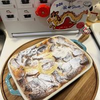 可能是肉桂捲、巴布卡麵包和脆皮奶酥蛋糕的圖像