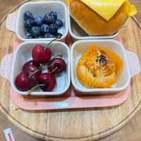 可能是櫻桃、甜點和文字的圖像
