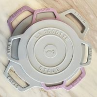可能是‎顯示的文字是「 ‎STAUB STAUB S AUB STAUB LA GOCOTTE OCOTTE STAUB SOAIO MOTA 5 ហ STAUB SAAES SAYES אמח SAAES‎ 」‎的圖像