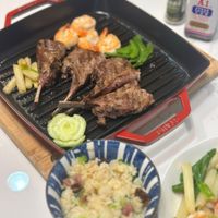 可能是肉排和顯示的文字是「 နး 紅人 紅 超 A1 型型」的圖像