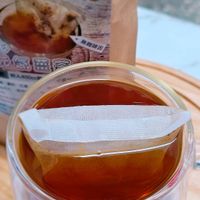 可能是咖啡機、茶、咖啡杯和顯示的文字是「原料細物 無净加 防磨劑 無咖啡因 無咖啡」的圖像