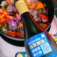 可能是火鍋、豆腐和顯示的文字是「 WBC棒球經典賽， 2026 台灣加油 潘發票 抽大獎 2026WBC WBC PETIT COCHOM COCHONN 」的圖像