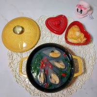 可能是蕾絲和文字的圖像