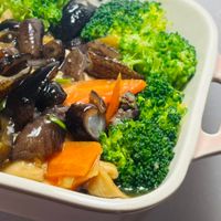 可能是香菇和顯示的文字是「 TAUE STAUB 」的圖像