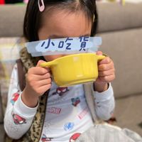 可能是小孩、茶、咖啡杯和文字的圖像