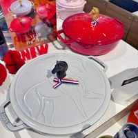 可能是顯示的文字是「馬年限定系列 馬年限定系列 staub CIELYTR THETORSE YCAR MORSE TeTo NEW STAUD STAUD ЛИK STAUB 4 STAUB 」的圖像