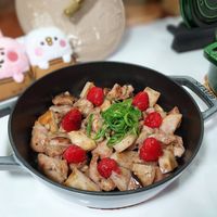 可能是豆腐和顯示的文字是「 تيدة STAUB STAUR 」 的圖像