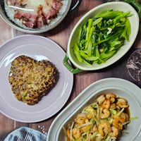 可能是義大利麵、炒麵、麵和文字的圖像