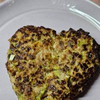 可能是水波蛋和黑麥麵包的圖像