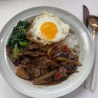 可能是肉排和水波蛋的圖像