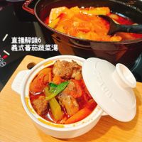 可能是豆腐、火鍋和顯示的文字是「直播解鎖6 義式蕃茄蔬菜湯 SYAUD S ED SV හත UB 」的圖像