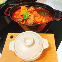 可能是燉小牛膝、火鍋和顯示的文字是「 STAUG ST AUB CTAUC STAUB 」的圖像