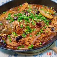 可能是肉排、燉小牛膝、香菇和文字的圖像