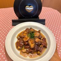 可能是燉小牛膝、香菇、肉排和文字的圖像