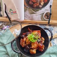 可能是香菇、炒麵、豆腐和文字的圖像