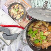 可能是燉小牛膝、火鍋和文字的圖像