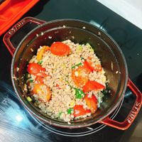 可能是西班牙大鍋飯、炒飯和北非小米飯的圖像