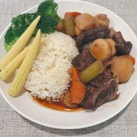 可能是肉排和燉小牛膝的圖像