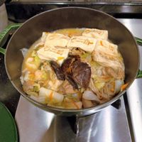 可能是豆腐、火鍋、香菇和麵的圖像