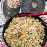 可能是西班牙大鍋飯、炒飯和文字的圖像