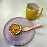 可能是咖啡杯和燕麥餅乾的圖像