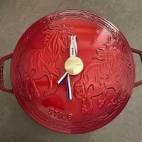 可能是顯示的文字是「 quess 5 UN: STAUB 」的圖像