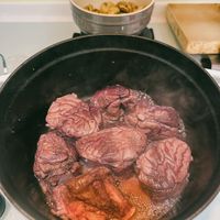 可能是燉小牛膝和肉排的圖像