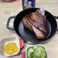 可能是顯示的文字是「憑雞票 地大獎 STAUB SARIS Ba, 」的圖像
